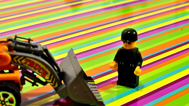 Мультфильмы для детей - Трактор Павлик - Военный Джип. Собираем Конструктор Лего.