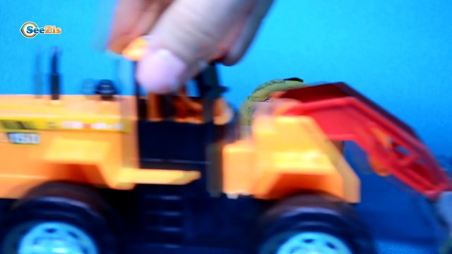 Игрушки из Мультфильма Пчелка Майя и Холодное Сердце в Киндер Сюрприз - Трактор Павлик