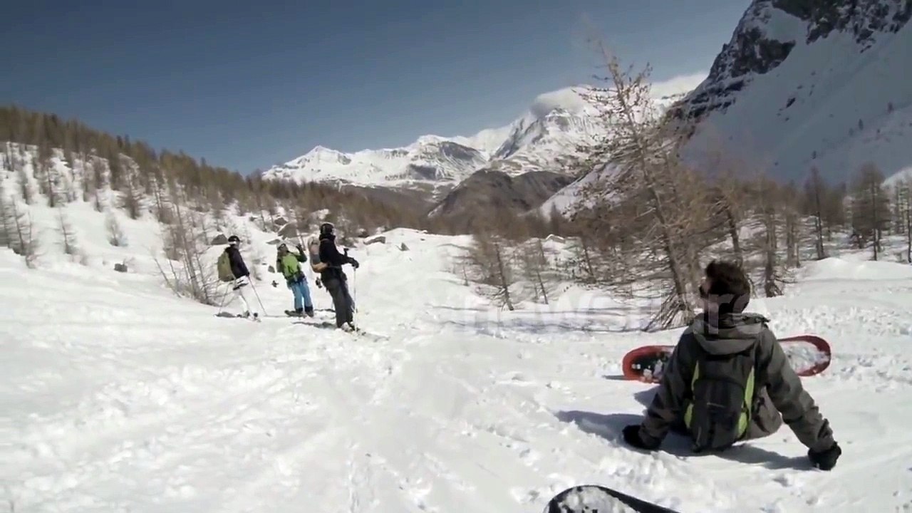 Skiers survive avalanche