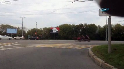 Kaldırıma çarpan motosikletli oracıkta öldü