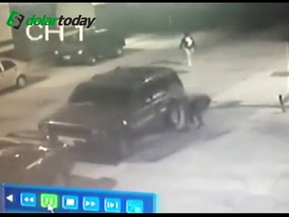 Captan a dos personas robando cauchos de un vehículo