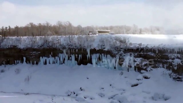Niagara Falls freezes over