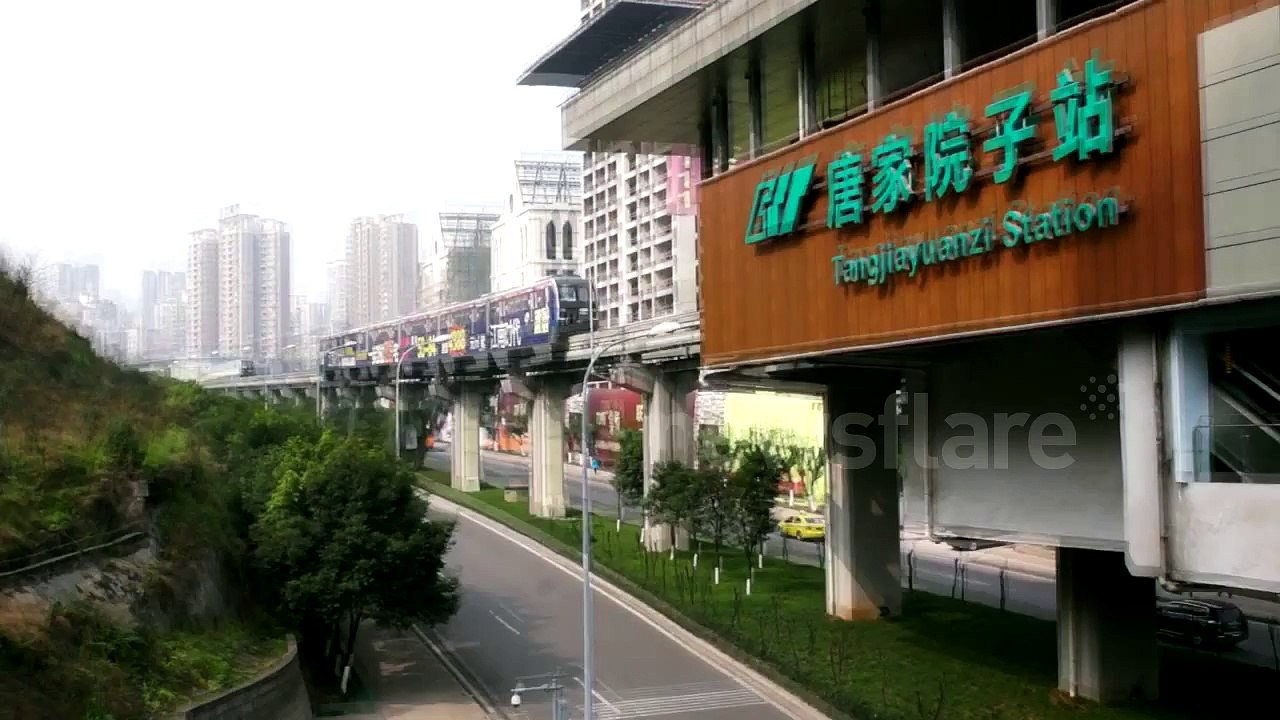 Huge escalators help Chinese commuters