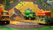 Мультики про Машинки для детей Робокар Кран Экскаватор и Трактор играют в мяч на детской площадке