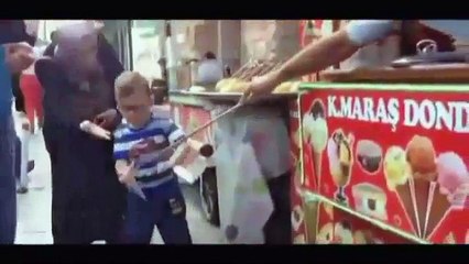 Sinirli çocuğun dondurmacıyla imtihanı