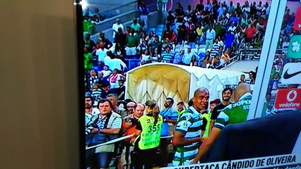 Slimani s'énerve contre son coéquipier qui jette du champagne sur lui !