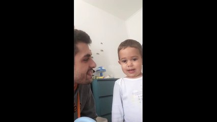 Dad teaches baby to beatbox
