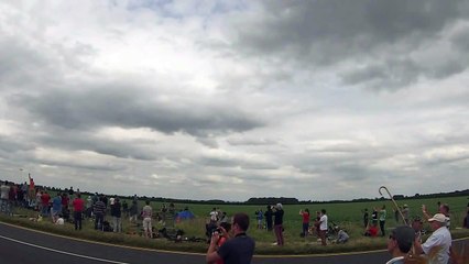 Fighter jet makes extremely low pass