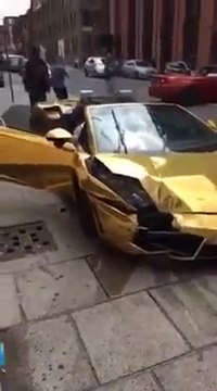 Crash d'une Gold Lamborghini Gallardo à Liverpool