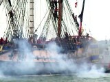 L'Hermione accoste à Brest au son des canons après une traversée agitée