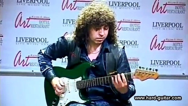 Fastest guitarist in the world 27 notes per second on guitar (Sergiy Putyatov) Guinness Record 2012