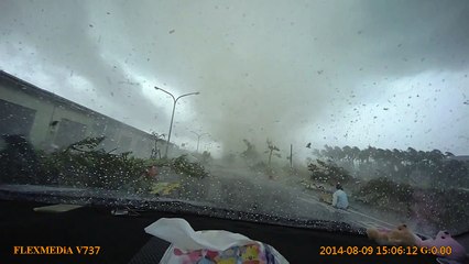 Скачать видео: Une tornade emporte les piétons et voitures à Taiwan