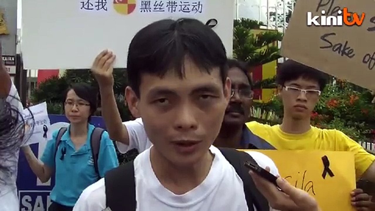 'Black ribbon' protesters call for Khalid's resignation