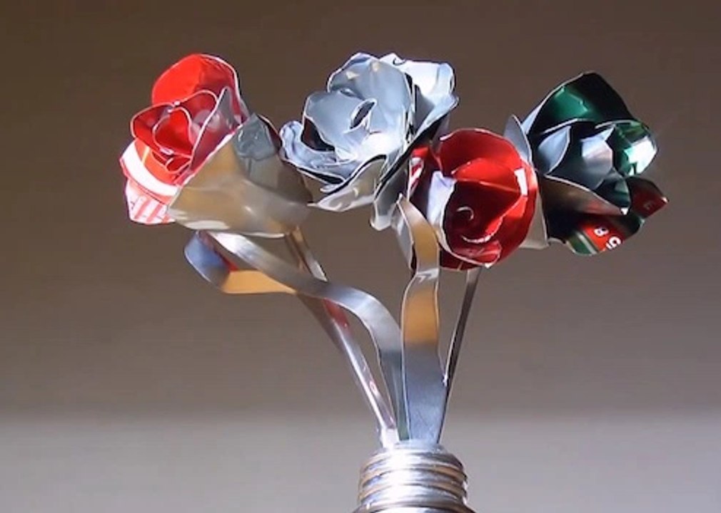 Cómo hacer flores con latas de refresco en 5 minutos