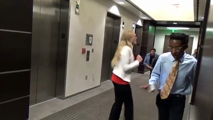 Asansörde İkiye Bölünmüş Adam Şakası