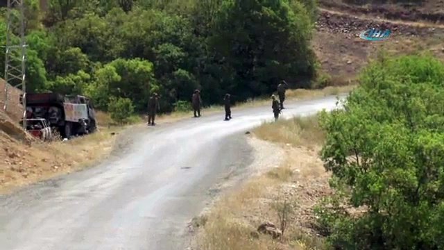 PKK ve TİKKO’lu teröristlerin yol kesme anı kamerada