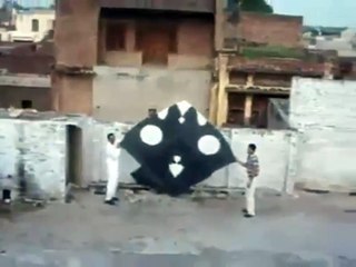 پتنگ بازی کے شوقین افراد ویڈیو شیئر کریں