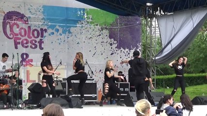 Девочки танцуют на ColorFest
