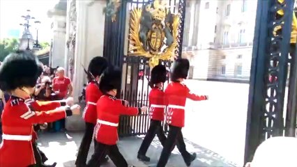 Un garde de la Reine tombe en pleine relève