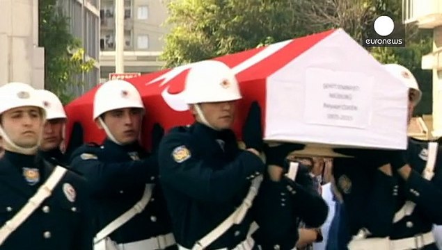 В Турции похоронили полицейского, убитого во время нападения террористов в понедельник