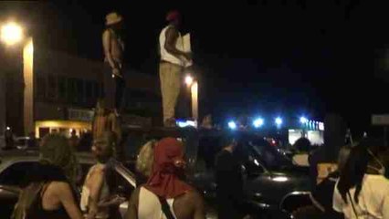 Otra noche tensa en Ferguson con una veintena de detenidos