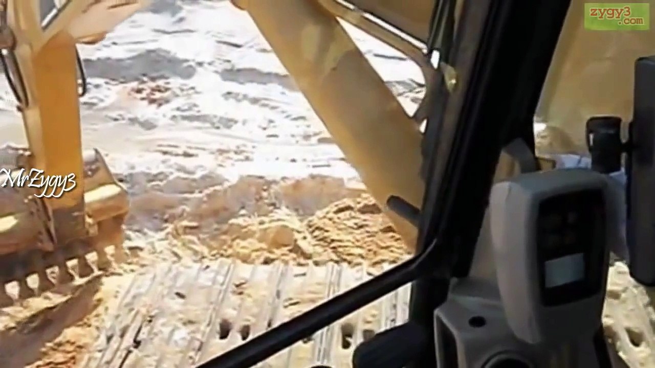 Excavator Cat 365 Loading Dump