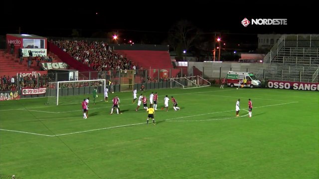Leandro Camilo escora cruzamento para fazer o quarto do Brasil de Pelotas