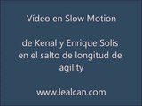 Kenal y Enrique Solís de LealCan en Slow Motion, practicando el salto de longitud de agility.