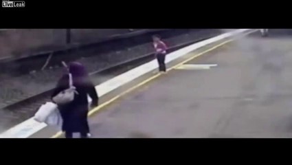 Une femme sauve une fillette coincée sur les rails devant le train !