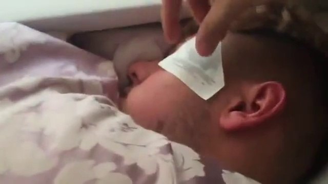 Rendre fou tes potes en leur collant un faux tatouage sur la tête pendant leur sommeil...