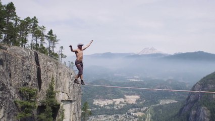 Il traverse un ravin de 290m de profondeur sur une Slackline ! Record du monde !