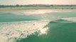 Un drone filme des surfeurs et trouve un requin de 3m entre les vagues!!