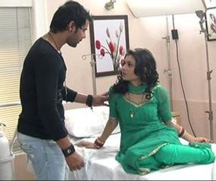 Abhi Pahucha Pragya Ko Dekhne Ke Liye Hospital - 11 August 2015 - Kumkum Bhagya