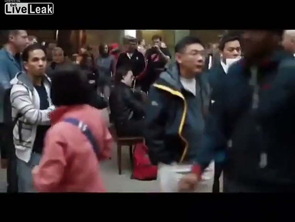 Dude Sits Down At Public Piano.... Gives it a Schoolin