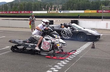 Duel épic entre une motoneige et des Ferrari F430 et 458 Spider