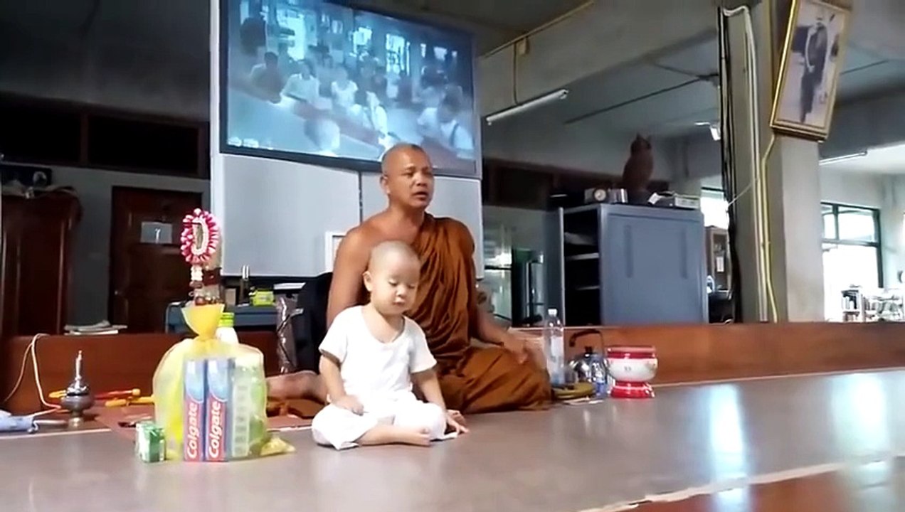 Cười sặc cơm với chú tiểu ngủ gật