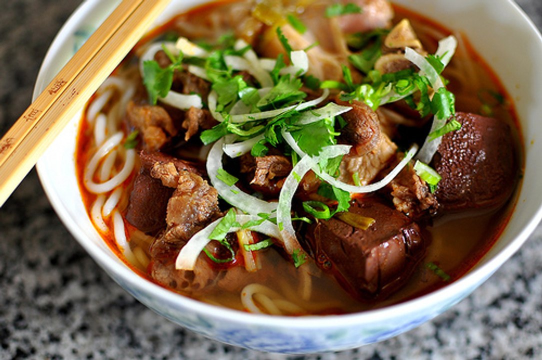 Bún bò giò heo - Beef and pork knuckle noodle soup