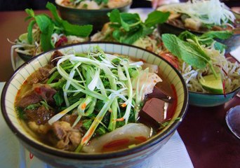 How to make BUN BO HUE - Vietnamese Spicy Beef Noodle Soup