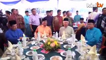 Najib gives Khalid the thumbs up