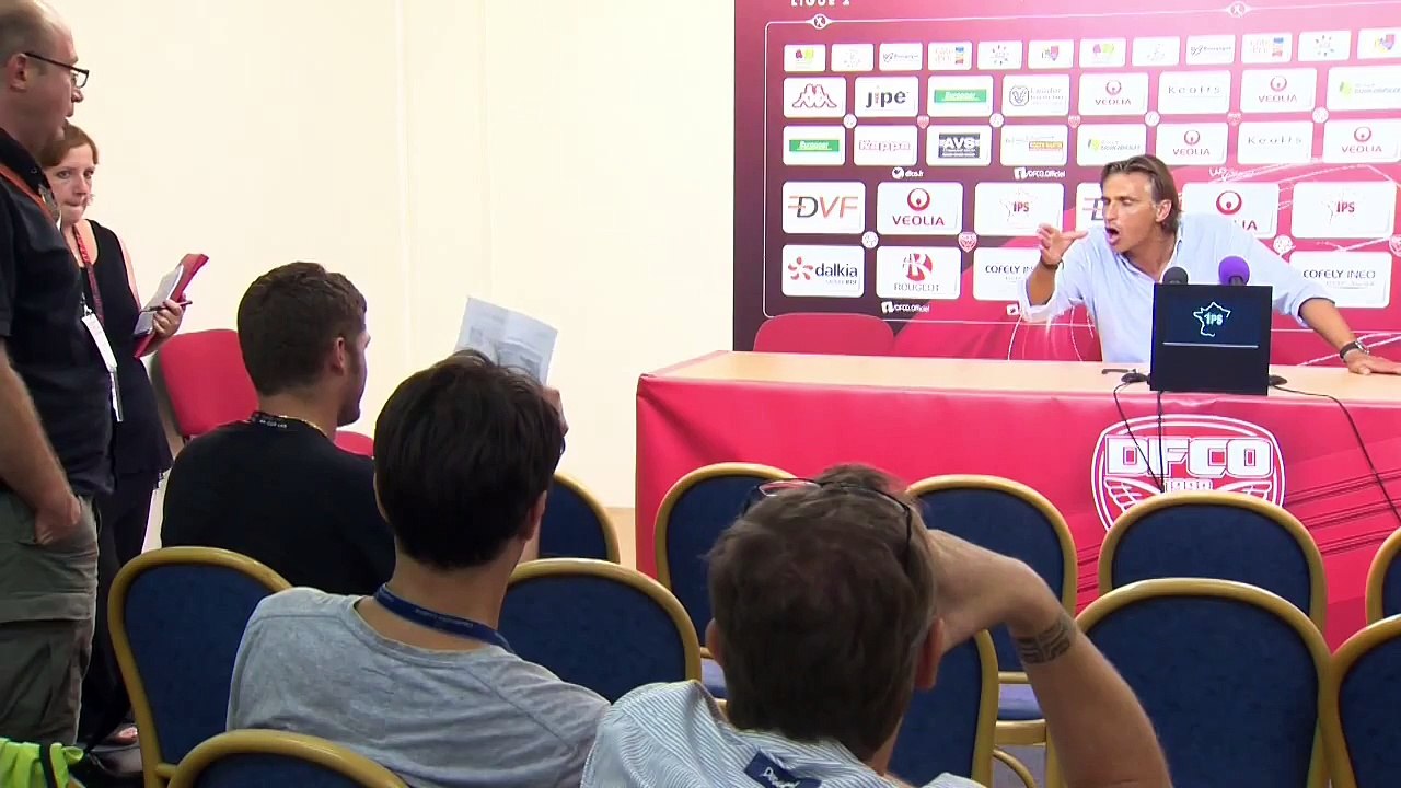 L'entraîneur de Niort, Régis Brouard, pète un plomb contre un journaliste