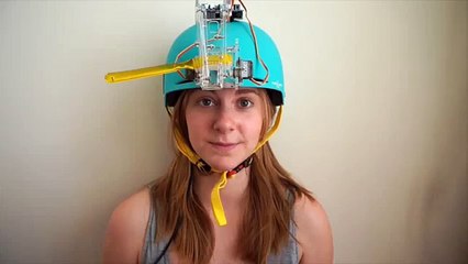 Une fille invente un casque pour se brosser les dents sans rien faire