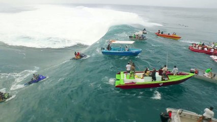 Des images époustouflantes filmées par un drone de surfeurs à Teahupoo