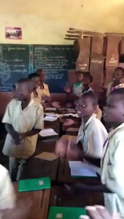 Chanson d'accueil à l'école de Tourou, Parakou, novembre 2014