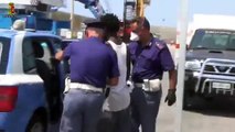Pozzallo (RG) - Sbarco di 450 migranti: fermati 4 presunti scafisti (11.08.15)