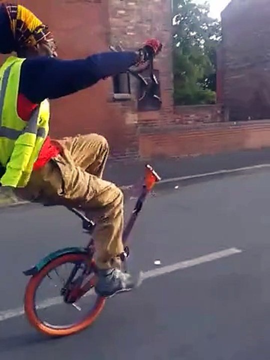 Un homme fait un wheelie avec un vélo sans roue avant et sans guidon !