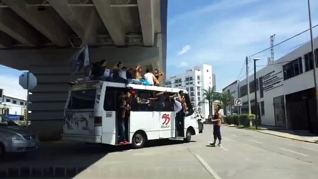 La porra de Pumas llegó en varios camiones