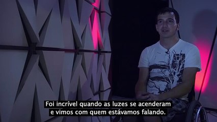 Pessoas falam no escuro com desconhecidos, quando a luz liga algo surpreendente acontece!