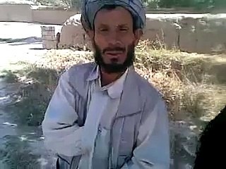 Zara is admi ka sound system check kare