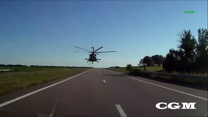 Hallucinant : Un Hélicoptère en Rase Motte au dessus de l'Autoroute