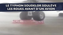 Le typhon Soudelor soulève les roues avant d’un avion